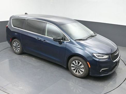 Used 2024 Chrysler Pacifica Limited FWD image 35