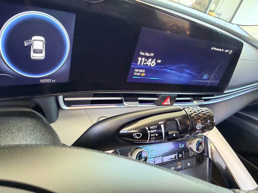 Used 2025 Hyundai Elantra Limited FWD image 24
