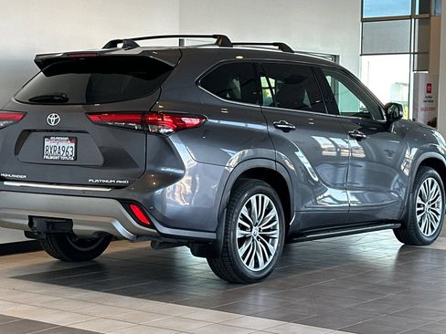Certified 2021 Toyota Highlander Platinum AWD/4WD image 4