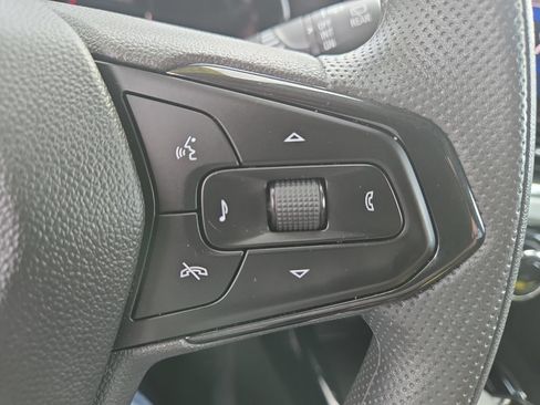 Used 2025 Chevrolet Trax LT FWD image 17