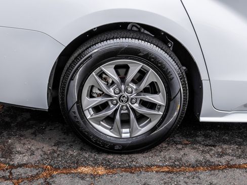 Used 2025 Toyota Sienna LE image 6