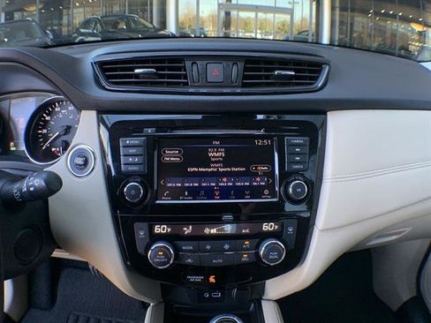 Used 2018 Nissan Rogue SL w/ Premium Package image 16