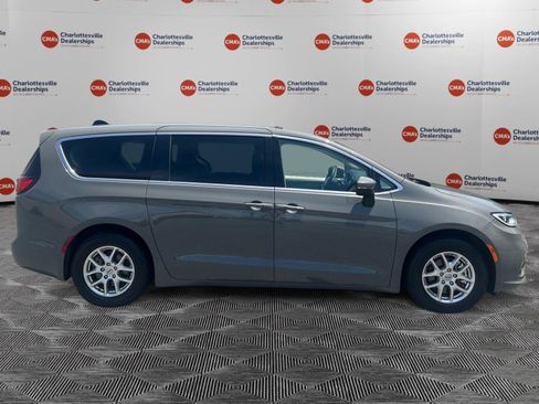 Used 2023 Chrysler Pacifica Touring-L FWD image 6