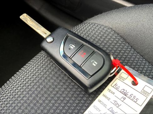 Used 2019 Toyota RAV4 LE FWD image 14