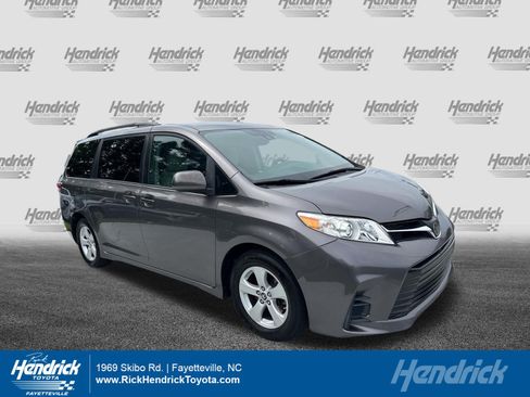 Used 2018 Toyota Sienna LE FWD image 1