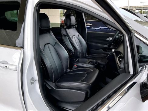 Used 2025 Chrysler Pacifica Select FWD image 8