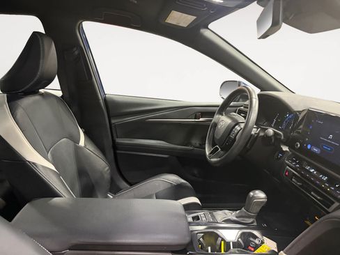 Used 2025 Toyota Camry SE w/ Convenience Package FWD image 16