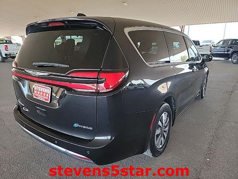 Used 2023 Chrysler Pacifica Touring-L FWD image 8