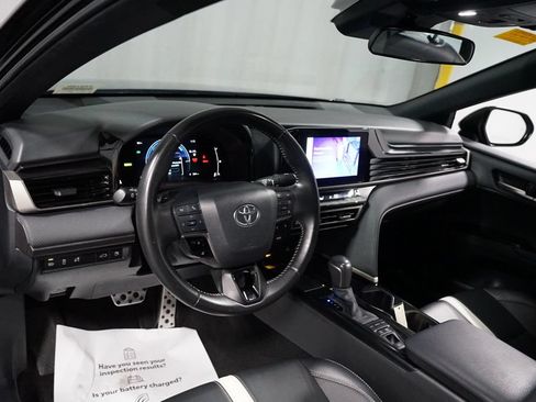 Used 2025 Toyota Camry SE FWD image 11