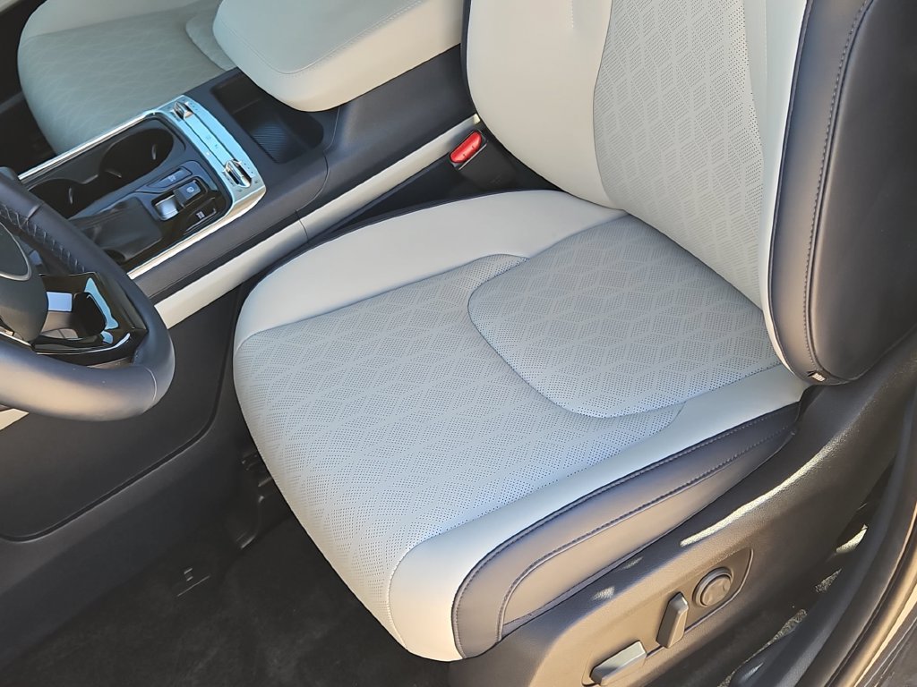 Used 2025 Kia Carnival SX FWD image 16