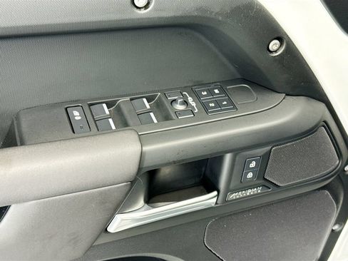 Used 2025 Land Rover Defender 110 X-Dynamic SE AWD/4WD image 22