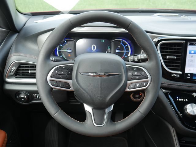 Used 2025 Chrysler Pacifica Pinnacle FWD image 17