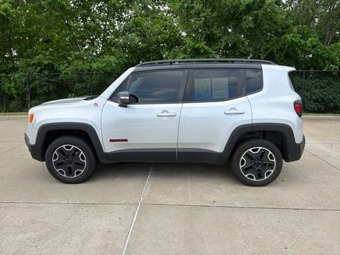 Used 2017 Jeep Renegade Trailhawk w/ Premium Trailhawk Package image 2