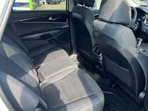 Used 2017 Kia Sorento FWD image 12