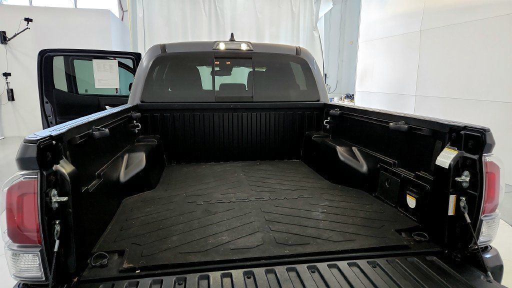 Used 2021 Toyota Tacoma TRD Off-Road w/ Technology Package AWD/4WD image 19