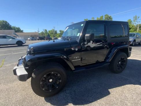 Used 2016 Jeep Wrangler Sahara w/ Connectivity Group AWD/4WD image 4