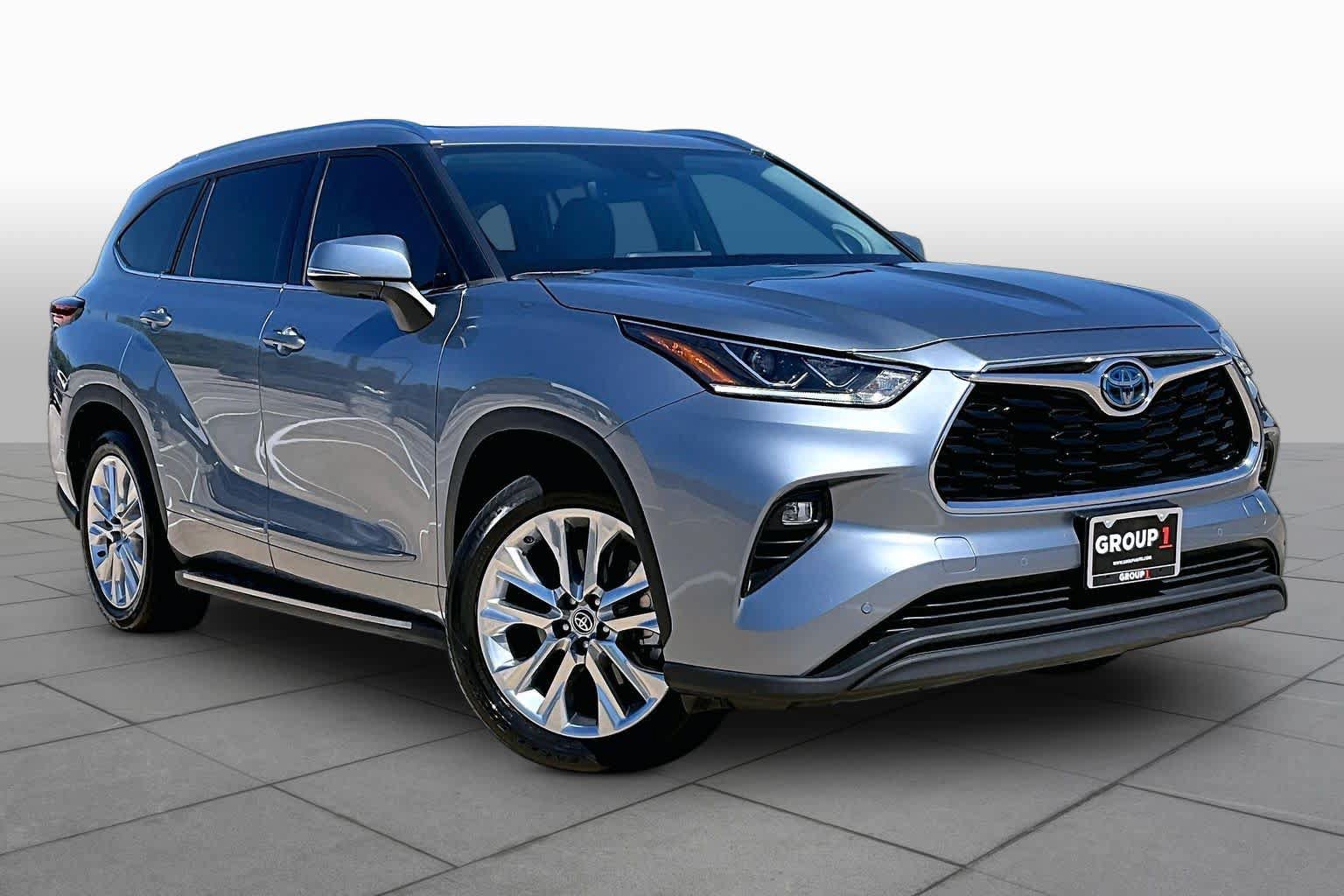 Used 2022 Toyota Highlander Limited FWD image 3