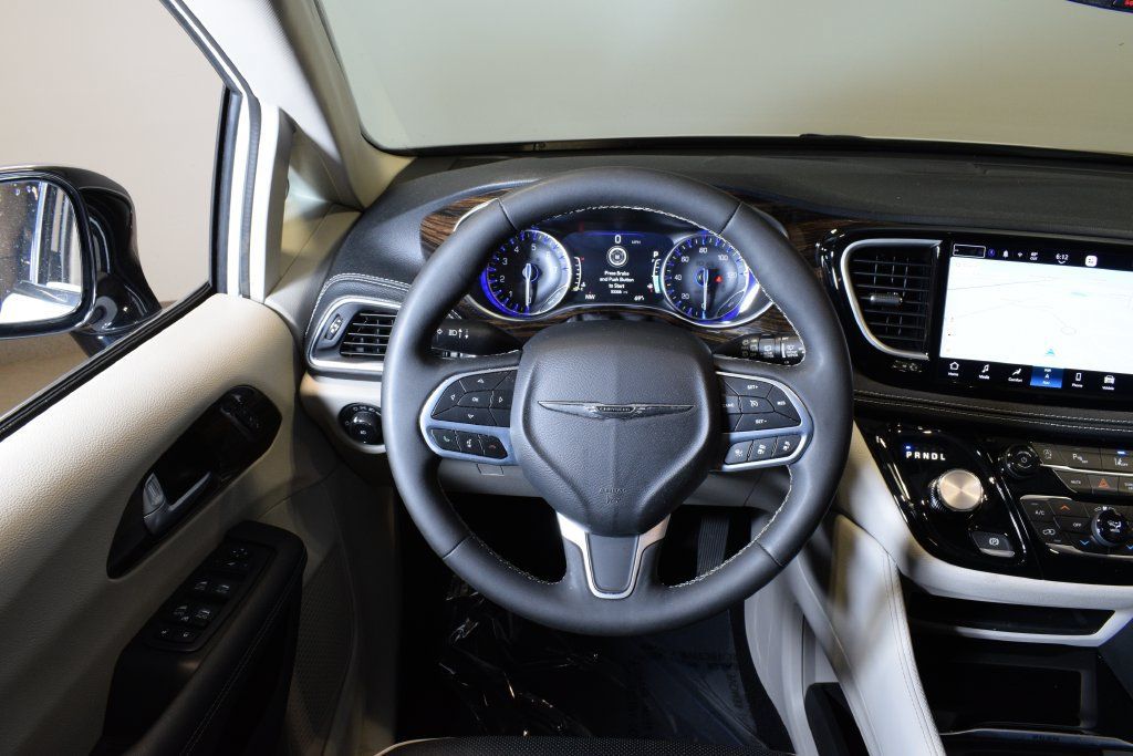Used 2023 Chrysler Pacifica Limited AWD/4WD image 15