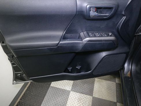 Used 2016 Toyota Tacoma TRD Off-Road image 37