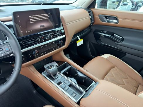 New 2026 Nissan Pathfinder Platinum image 24