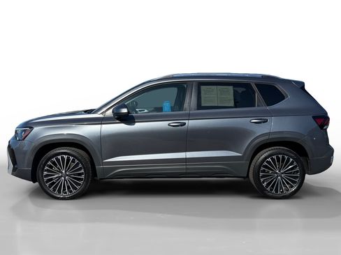 Certified 2025 Volkswagen Taos SE w/ Panoramic Sunroof Package FWD image 2