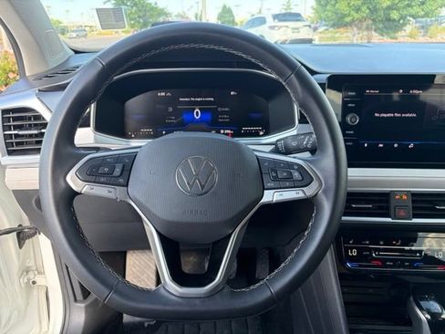 Used 2025 Volkswagen Taos SE AWD/4WD image 28