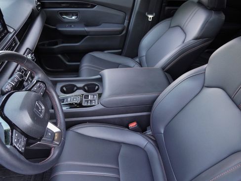 Used 2025 Honda Pilot TrailSport image 11