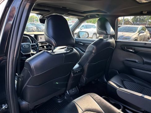 Used 2022 Toyota Highlander XSE AWD/4WD image 41