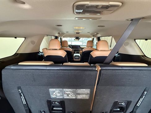 Used 2024 Kia Carnival EX FWD image 22