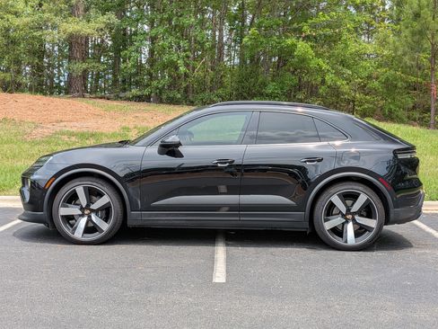 Certified 2025 Porsche Macan 4 Electric AWD/4WD image 2
