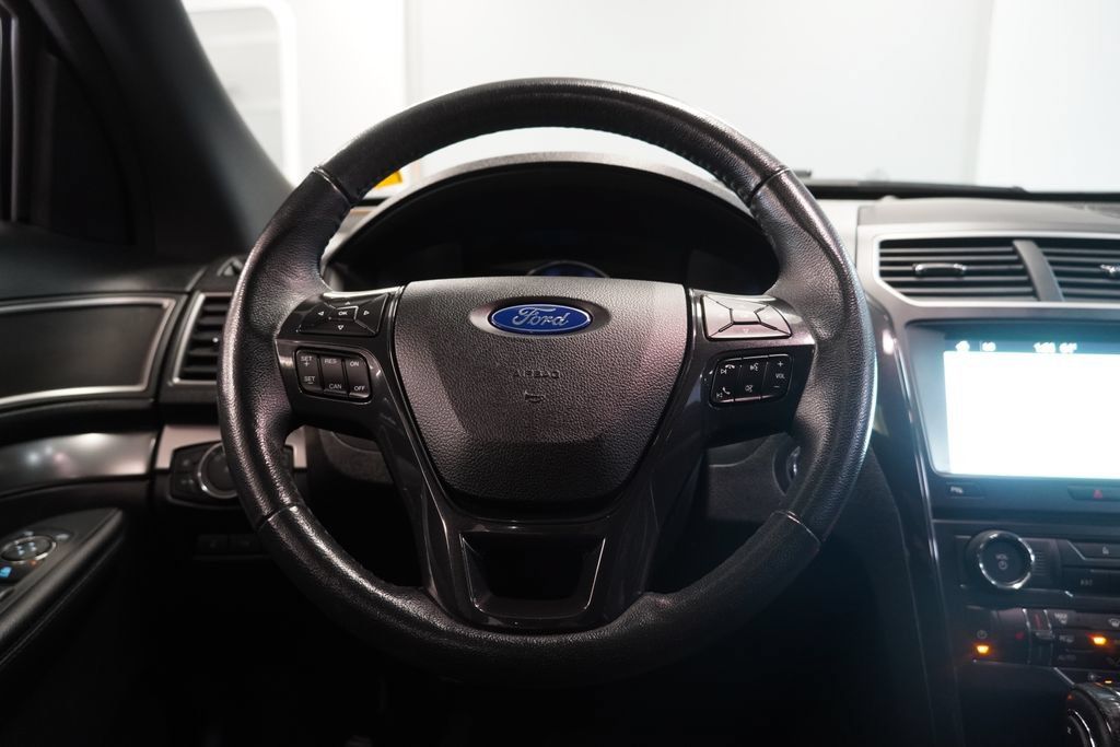 Used 2018 Ford Explorer XLT w/ Equipment Group 202A FWD image 18
