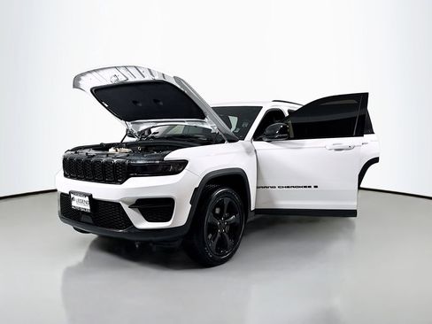 Used 2023 Jeep Grand Cherokee Altitude AWD/4WD image 18