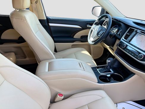 Used 2019 Toyota Highlander SE image 32