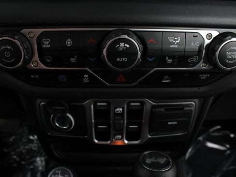 Used 2025 Jeep Wrangler Unlimited Sahara AWD/4WD image 6