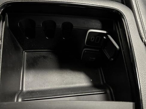 Used 2023 Chrysler Pacifica Limited w/ Uconnect Theater Family Group image 25