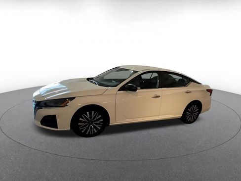 Used 2025 Nissan Altima 2.5 SV FWD image 7