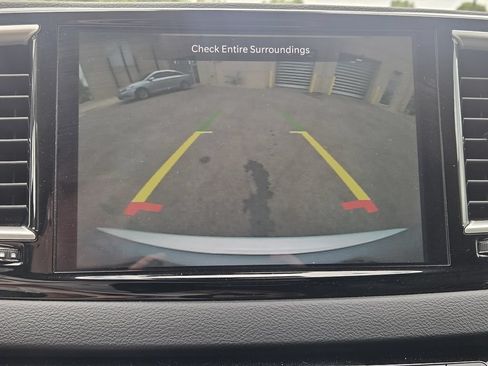 Used 2023 Chrysler Pacifica Touring-L FWD image 13