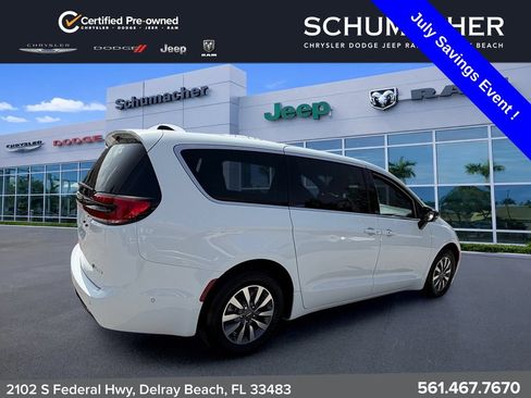 Used 2025 Chrysler Pacifica Select FWD image 7