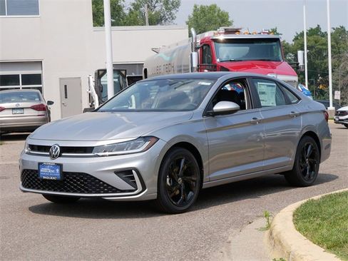 New 2025 Volkswagen Jetta SE image 4
