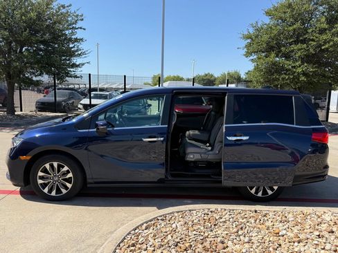 Used 2023 Honda Odyssey EX-L image 3