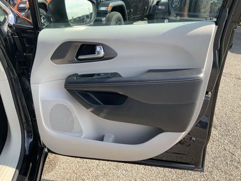 Used 2023 Chrysler Pacifica Touring-L FWD image 54