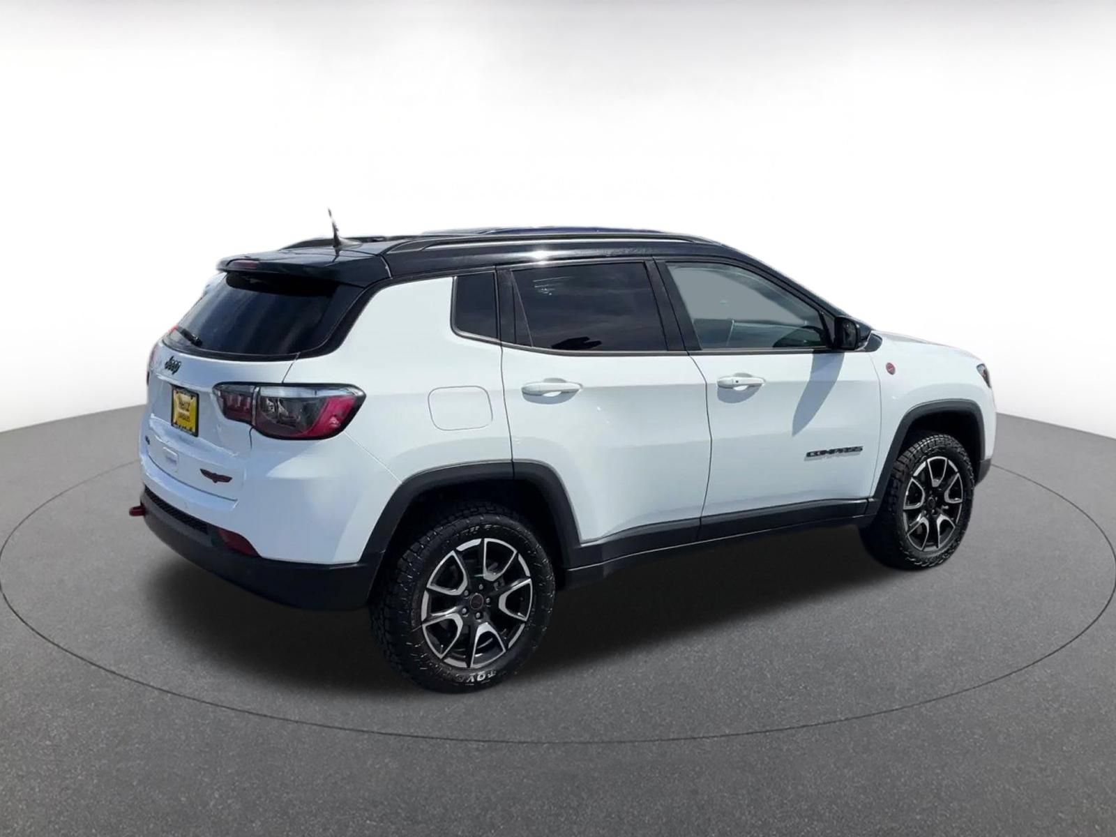 Used 2025 Jeep Compass Trailhawk AWD/4WD image 14