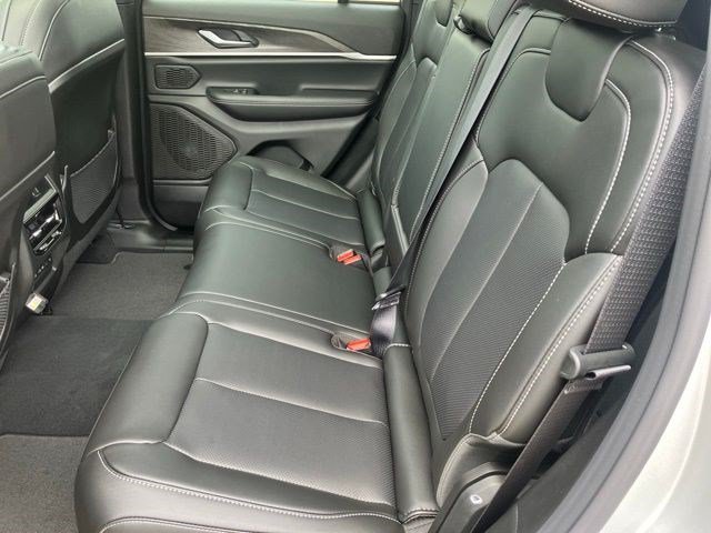 New 2026 Jeep Grand Cherokee Limited w/ Luxury Tech Group II AWD/4WD image 27