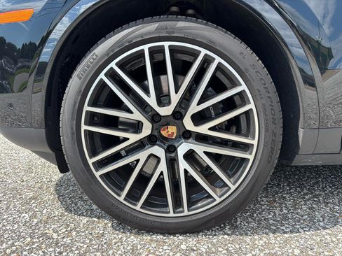 Used 2025 Porsche Cayenne E-Hybrid AWD/4WD image 26