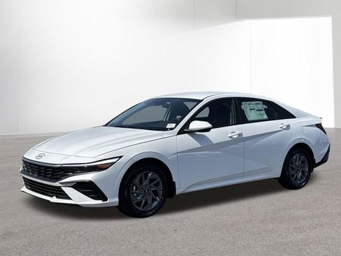 Used 2025 Hyundai Elantra Blue FWD image 26