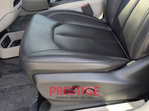 Used 2024 Chrysler Pacifica Select image 28