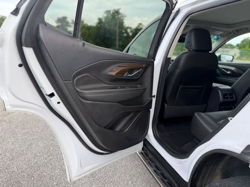 Used 2020 GMC Terrain Denali w/ Denali Premium Package FWD image 12