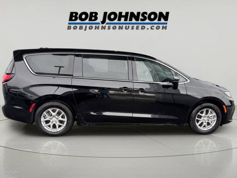 Used 2025 Chrysler Pacifica Select image 2