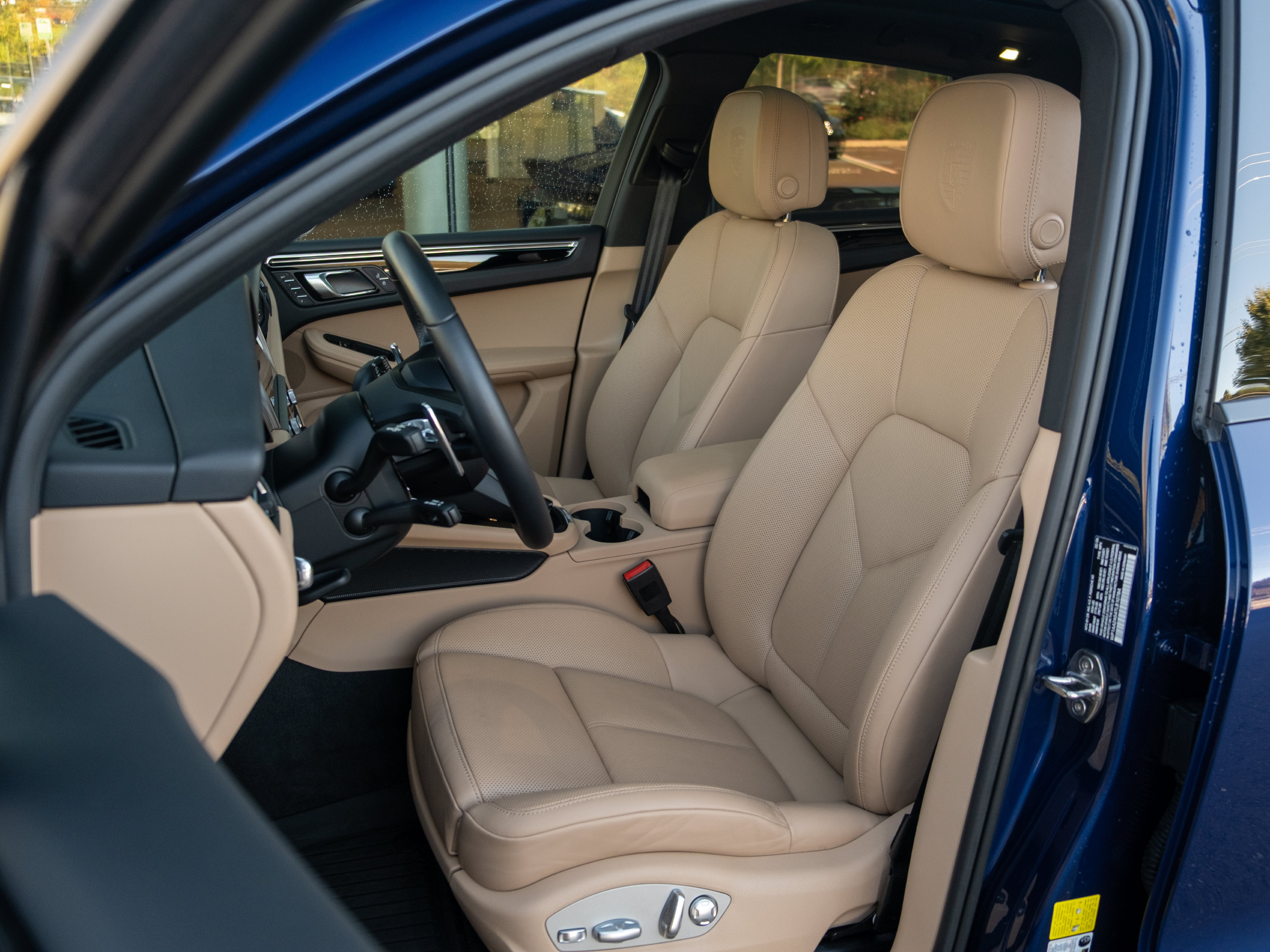 Certified 2026 Porsche Macan AWD/4WD image 5