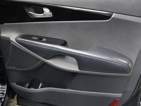 Used 2019 Kia Sorento SX image 12